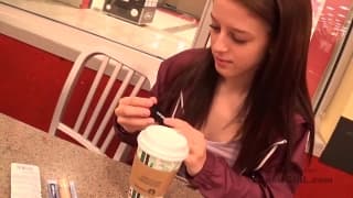 Brunette de 18 ans baisée lors d'une séance photo