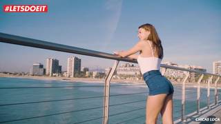 La belle russe suce un mec sur le quai