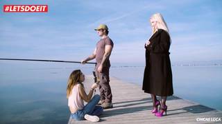 Belle blonde suce le copain d'une autre