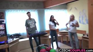 Baiser à quatre dans un bowling tchèque