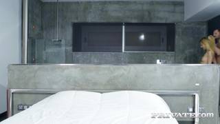 La secrétaire veut goûter au chibre épais