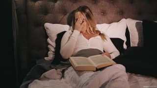 Une femme en chaleur s'amuse sous la douche