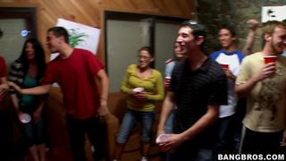 Fetes entre potes qui finit en baise gang bang