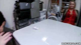 Blonde à gros seins se fait baiser en backstage sur le bureau