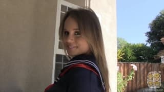 Il la touche avec le sextoy et la baise