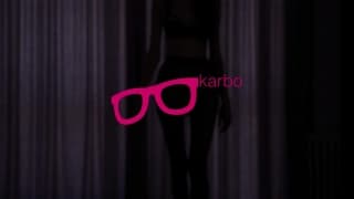 Sexe strapon en collants noirs soyeux