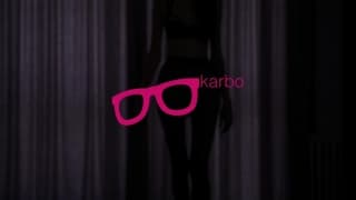 Ils se regardent baiser dans le miroir