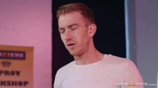 Cette répétition de théâtre se termine en baise