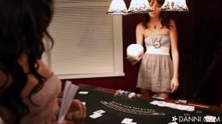 Asa Akira et Zoe Voss se gouinent dans un cercueil