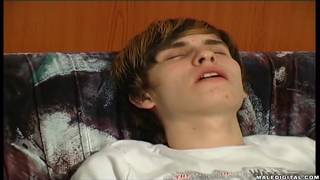 Ce jeune mec a bien jolie teube non ?