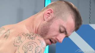 Des gays bien dotés qui aiment se branler