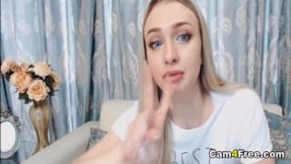 Belle blonde qui se masturbe avec un sextoy !