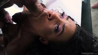 Jeunette métisse va bouffer la bite