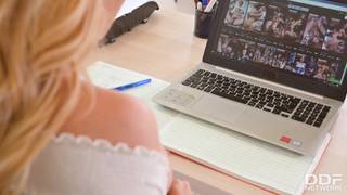 Natasha dévoile ses orifices sous le bureau
