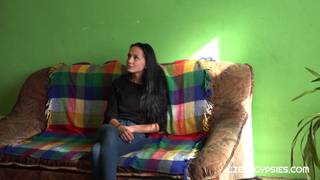 Nicole Love baise avec un homme tatoué