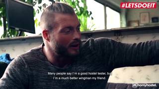 Angel Wicky obtient deux bites pour elle dans l'auberge de jeunesse