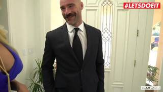 Deux MILFs blondes qu'il peut baiser tout seul