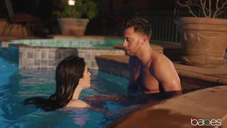 Sex Movie avec Evelyn Claire surprise nue dans la piscine