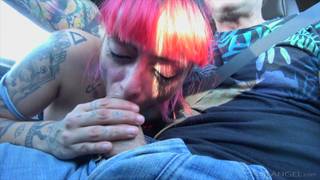 Meuf tatouée qui aime bien baiser !