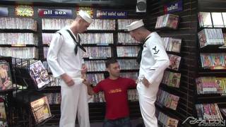 Deux marins baisent le vendeur du sex shop