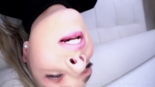 La jouissance se lit sur le visage de Gabbie Carter