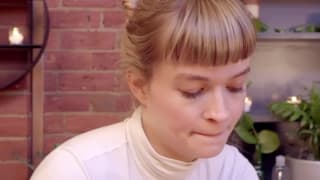 Deux coquines se font un massage très sensuel