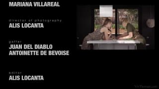 Deux lesbiennes aiment manger du spaghetti avant de faire l'amour