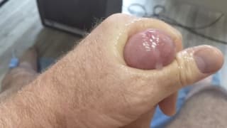 Gros mec poilu se branle et coule de la bite