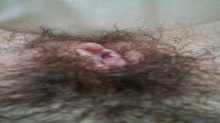 Fille vous montre sa chatte poilue et se touche