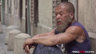 Deux brunes baisent avec un clochard