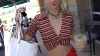 Une superbe blonde baisée lors d'un photoshoot