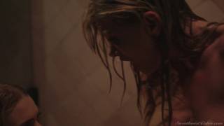 Douche sensuelle pour deux coquines