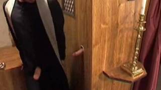 Gloryhole et foutre chaud pour monsieur le curé