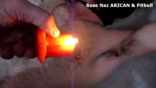 Travesti turque domine un homme en cagoule