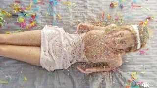 Cette jeune fille reçoit big black cock pour son anniversaire