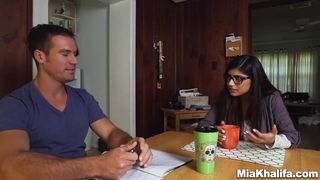 Beurette porno Mia Khalifa baise avec deux BBC et prend la faciale