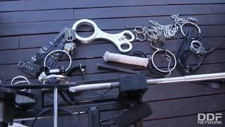 Une bimbo adore le BDSM et l'ANAL !