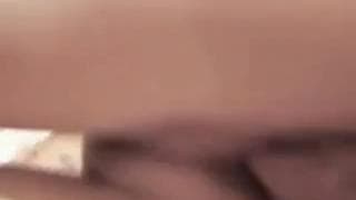 Éjac faciale pour une jeune brunette salope