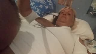 Mamie aime se faire éjaculer sur les seins