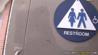 Amatrice du gloryhole qui fait le grand écart