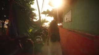 Serena L, se baigne à poile en Inde