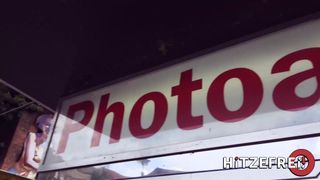 Lana Nitro veut une bite au cœur de Berlin dans un bar public