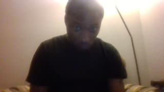 Black amateur branle sa grosse teub et jouit