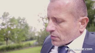 Une lycéenne qui adore sucer des chibres