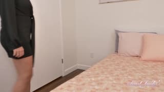 Mature rouquine en talons aiguille se masturbe