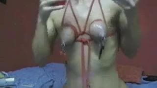 Sadomaso serre ses seins et verse de la cire