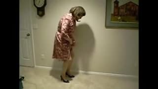 Travesti essai tout les habits de sa femme