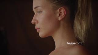 Deux jeunes femmes nues font du yoga à Bali