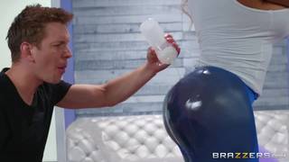 Le gros cul tatoué de Moriah Mills est incontournable