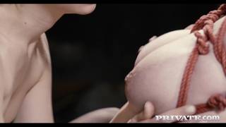 Shibari et petit gode entre 2 lesbiennes !